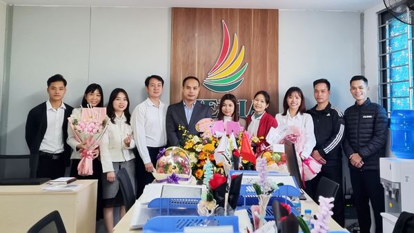 本社、労組、学生から色々な花やお祝いをくれました。 ベトナム教師の日おめでとうございます！